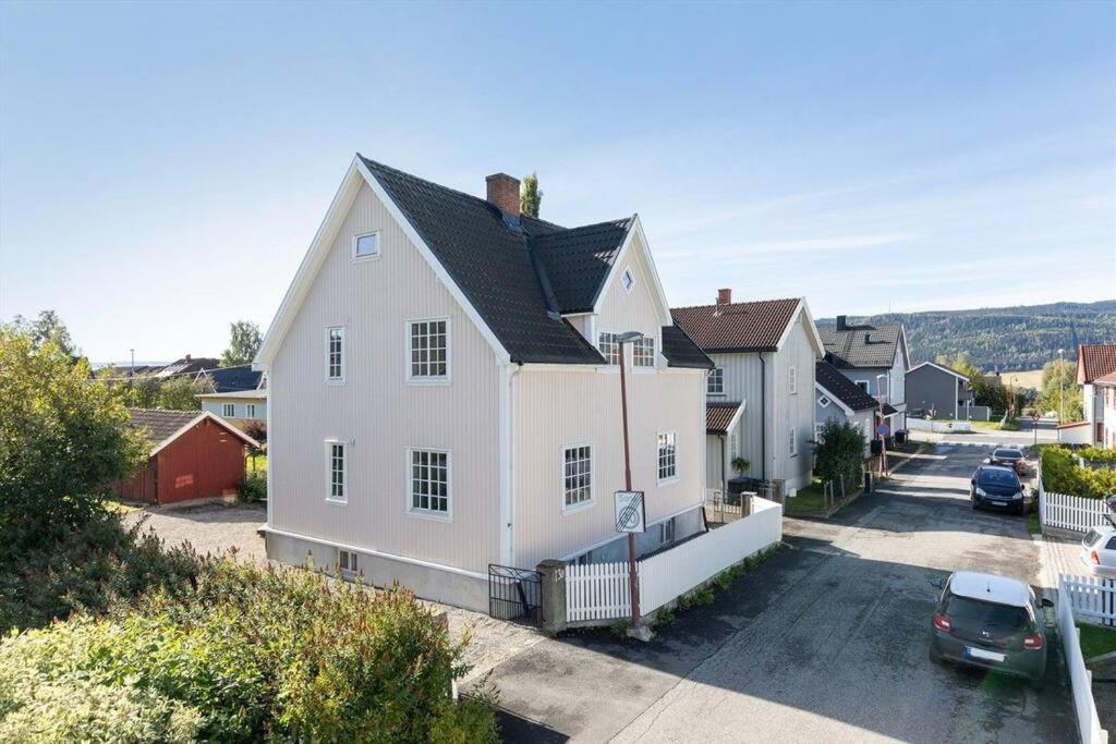 Appartement Lys Og Sentral Leilighet Med Terrasse Og Hage à Lillehammer Extérieur photo